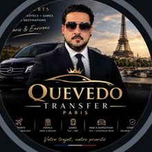 Foto de perfil do Quevedo, de terno e óculos escuros, com a Torre Eiffel ao fundo